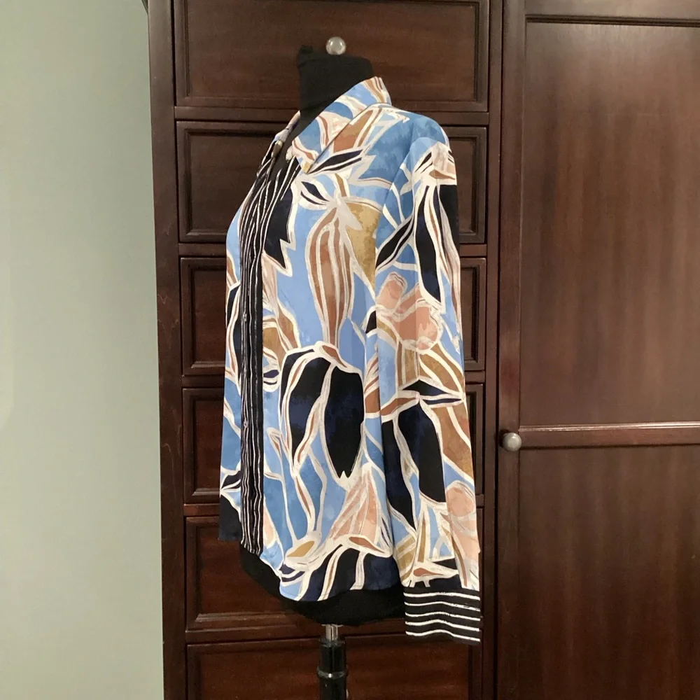NIC+ZOE Button Front Blouse with bold tropical blue & tan botanical print. EUC - Picture 2 of 9